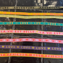 Afbeelding in Gallery-weergave laden, Tekst bandje