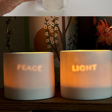 Afbeelding in Gallery-weergave laden, Porseleinen waxinelichtje met tekst
