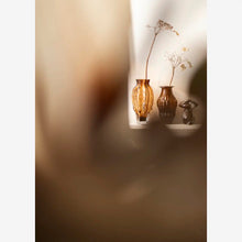 Afbeelding in Gallery-weergave laden, Amber vaasje gerecycled glas
