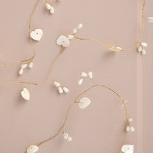 Afbeelding in Gallery-weergave laden, Witte hartjes slinger
