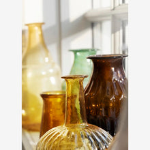 Afbeelding in Gallery-weergave laden, Amber vaasje gerecycled glas
