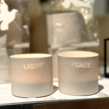 Afbeelding in Gallery-weergave laden, Porseleinen waxinelichtje met tekst
